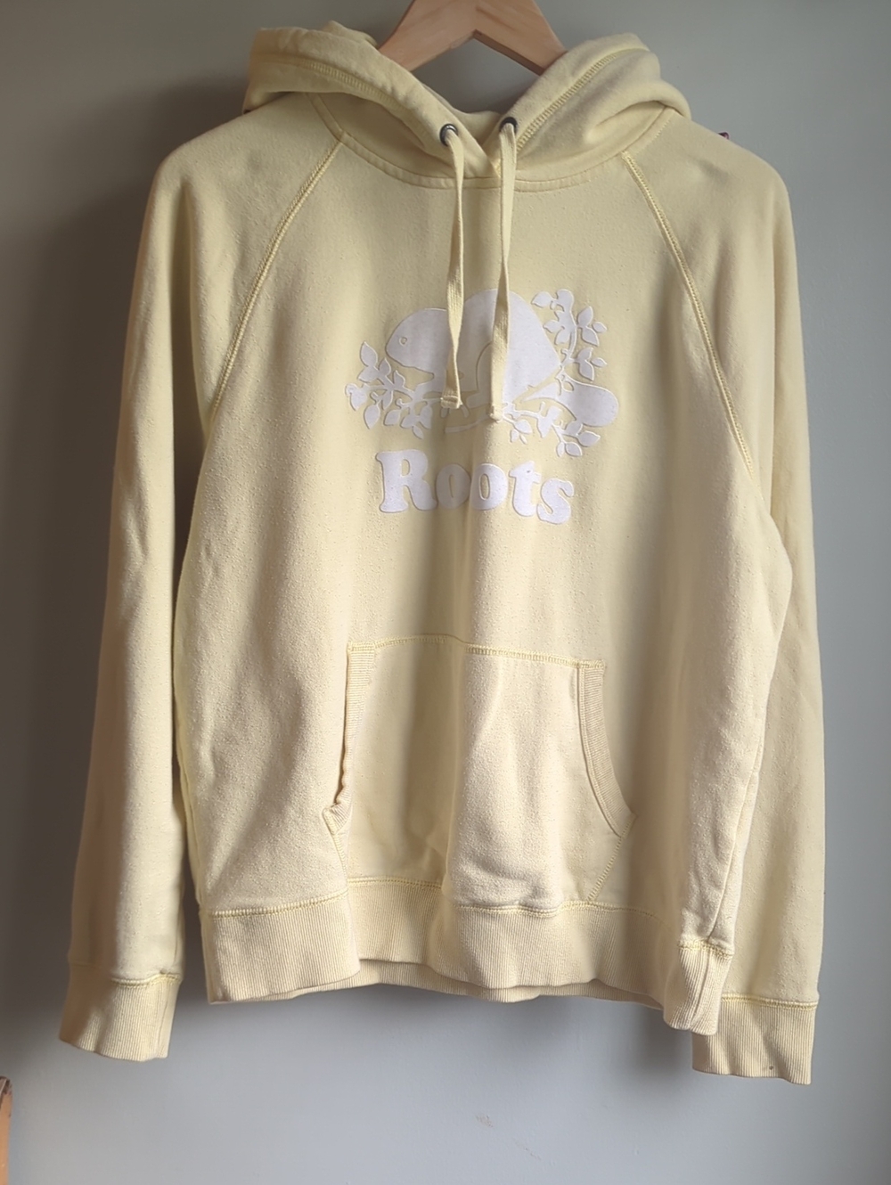 Roots. Light Yellow Crewneck Hoodie with Logo. Size Large.